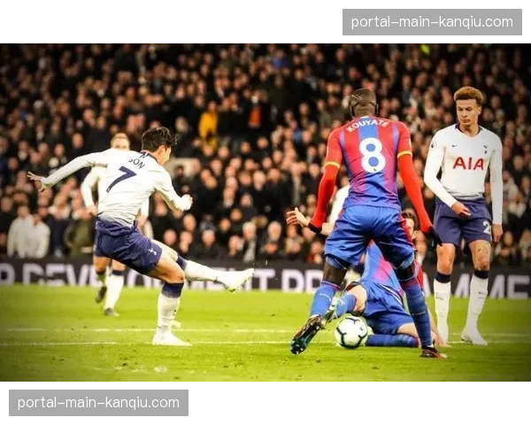 “特写镜头：麦迪逊任意球中柱，孙兴慜补射破门后指向队友庆祝”