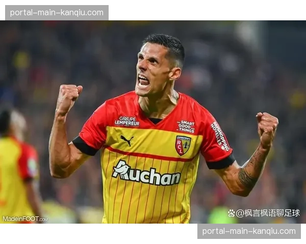 朗斯主帅海斯专访：谈坚持4-3-3体系与培养本土球员的哲学