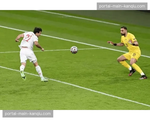 特写：比赛第70分钟，奥亚萨瓦尔在前场连续逼迫对方后卫回传门将失误